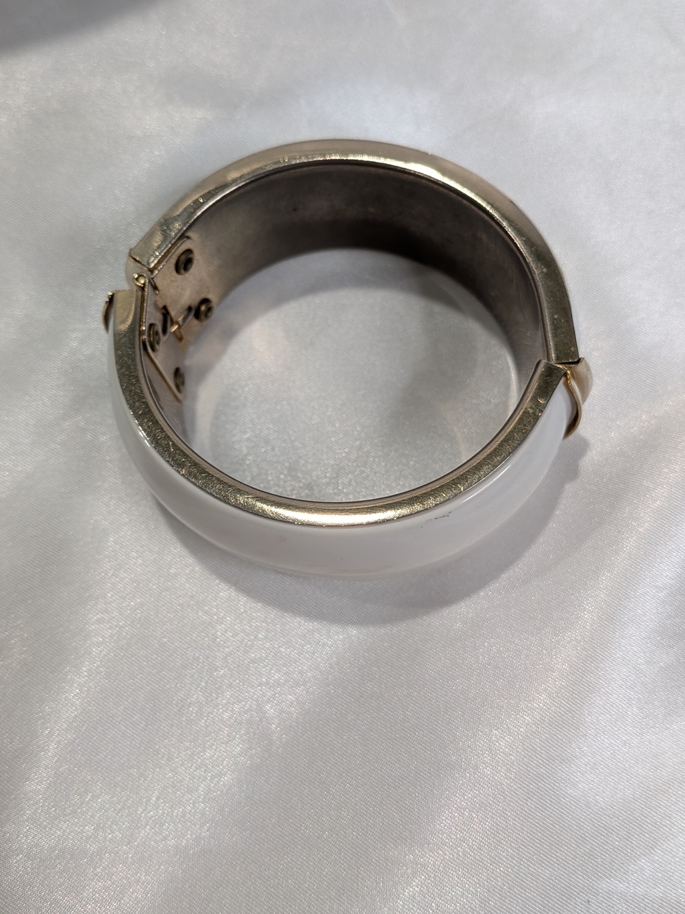 Chunky White Enamel Gold Tone Hinged Bangle Bracelet Mod